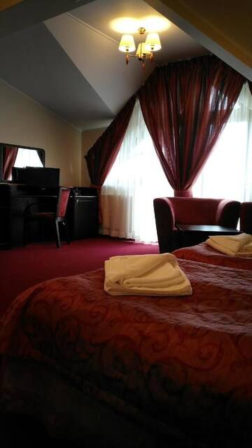Фото номера Двухместный номер с 2 отдельными кроватями и окном Отель Hotel Umina г. Чорштын 2