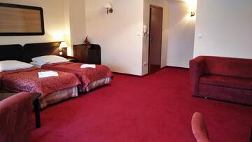 Фото номера Двухместный номер с 2 отдельными кроватями и окном Отель Hotel Umina г. Чорштын 3