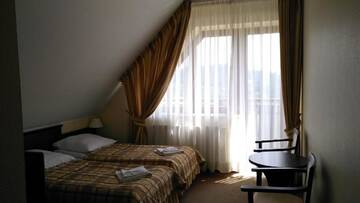 Фото номера Двухместный номер с 2 отдельными кроватями и балконом Отель Hotel Umina г. Чорштын 5