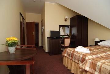 Фото номера Двухместный номер с 2 отдельными кроватями и балконом Отель Hotel Umina г. Чорштын 3
